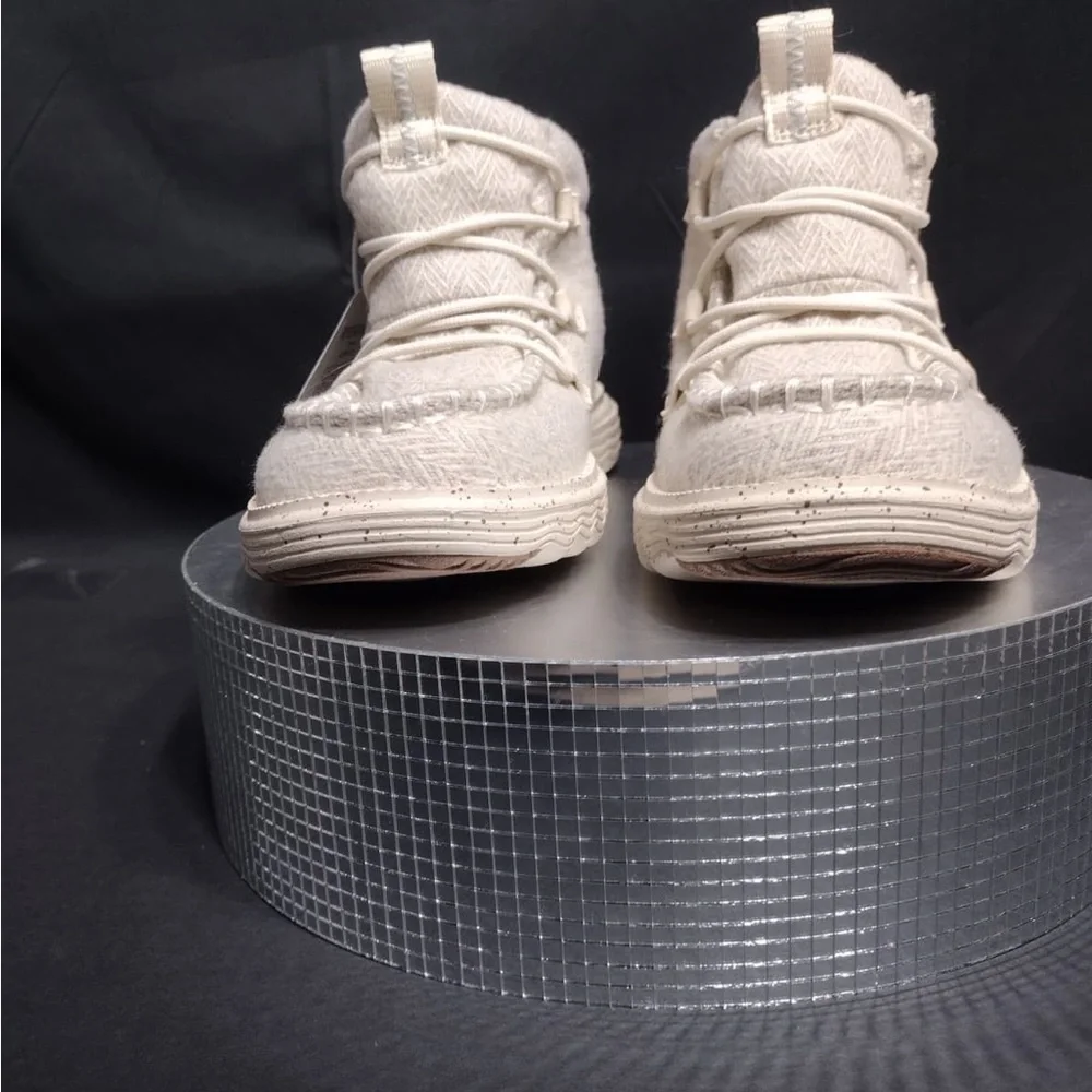 Dude Stylish Cream Kids Shoes size 6w brand new w tags